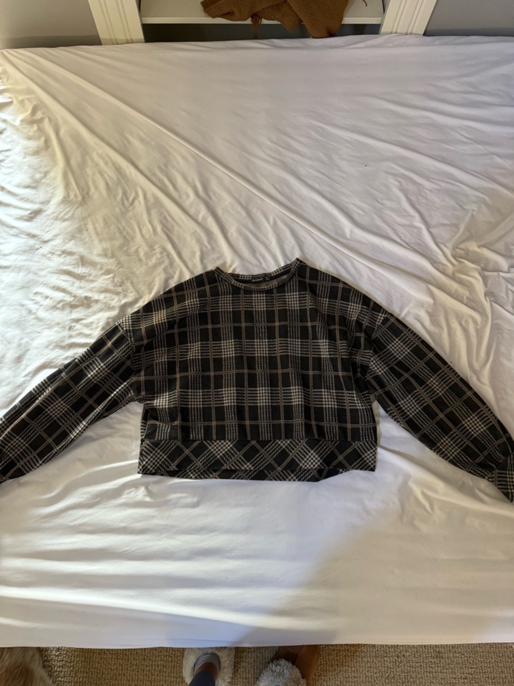 stradivarius Black/Brown Plaid Cropped Crewneck Sweater